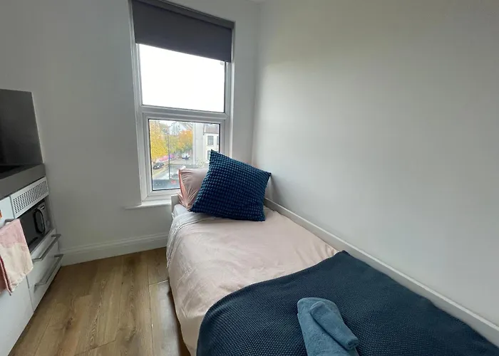 Brixton Sunny Single Studio