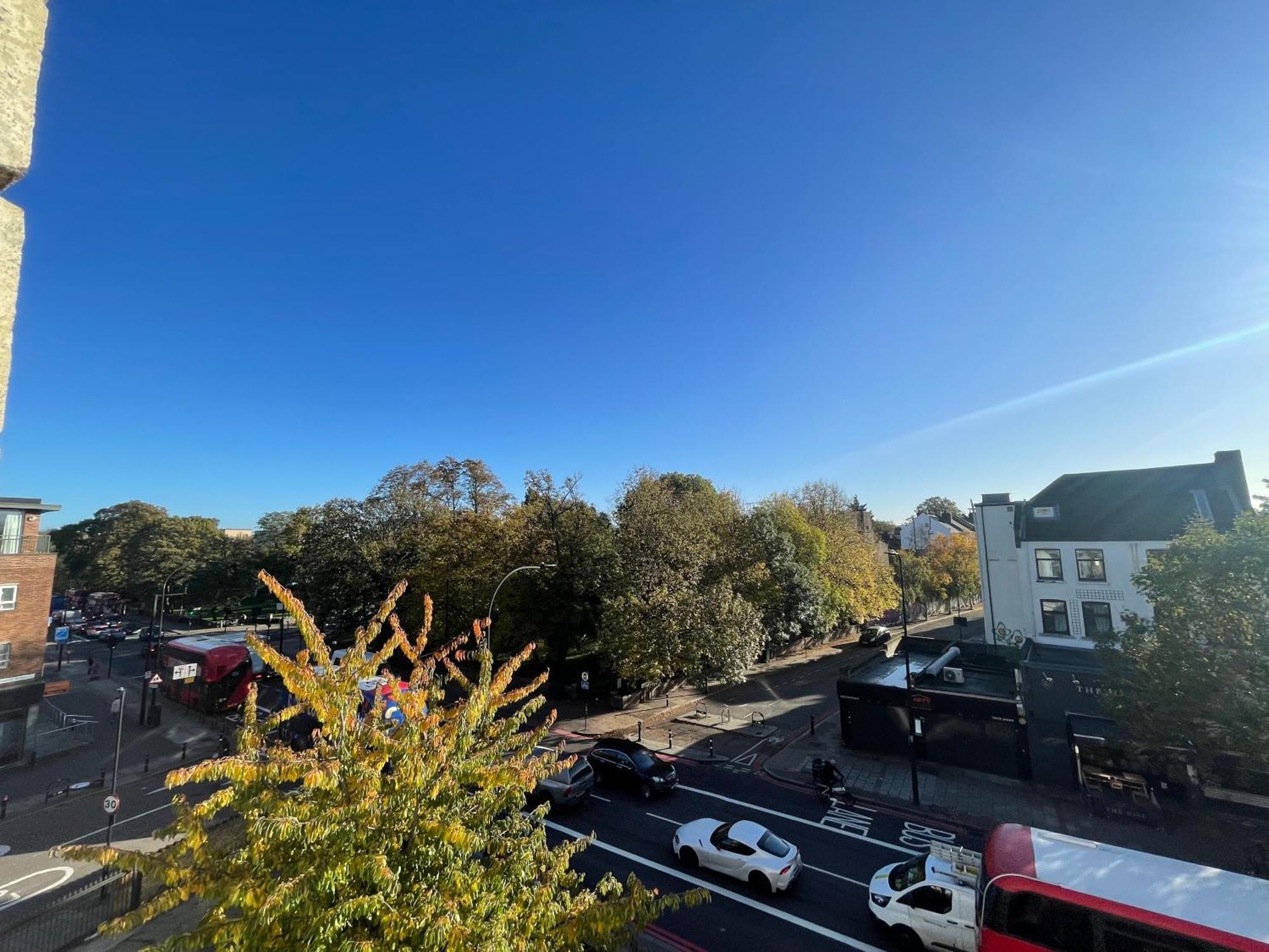 Brixton Sunny Single Londra